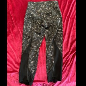 Lululemon scalloped wunder under Capri